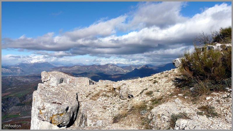 gache-43web.jpg - Autre vue nord. On aperçois à gauche le Dévoluy enneigé et au centre les écrins également récemment enneigés.