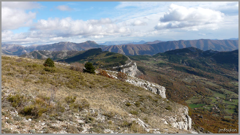 gache-44web.jpg - Vue sud-est. Au loin le Cheval Blanc,De gauche à droite Jouères, les Monges, Vaumuse. Juste devant entres les crêtes, c'est l'entrée du défilé de Pierre Ecrite. En bas à droite Méziens.