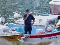 Douarnenez  Marin et son chien dans le port de Rosmeur