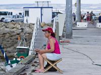 Douarnenez  Pêcheuse sur le port de Rosmeur