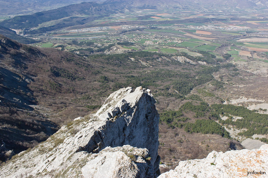 gache-040.jpg - Vue sur le Sud de Sisteron. On aperçois l'usine Sanofi à gauche et le quartier des grandes Blaches à droite