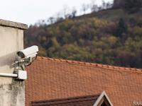 Visite de la ville de Gap (Hautes Alpes)  Caméra de surveillance à l'angle Sud/Est du mur de la cour de promenade de la prison