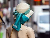 Visite de la ville de Gap (Hautes Alpes)  Devant une boutique de la rue Jean Eymar