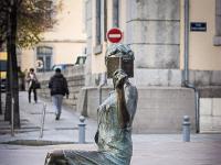 Visite de la ville de Gap (Hautes Alpes)  La liseuse sur la place Alsace Lorraine.Sculpture réalisée par l’artiste Cyril de la Patellière. Elle est installée ici depuis 2009