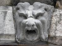 Gap  Sur un linteau de porte près de l'Hôtel de Ville rue du Colonel Roux