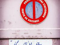 Gap  Sur une porte de garage : Il n'y a qu'un race : "L'Humanité"