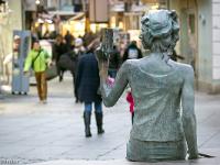 Gap  La liseuse sur la place Alsace Lorraine.Sculpture réalisée par l’artiste Cyril de la Patellière. Elle est installée ici depuis 2009