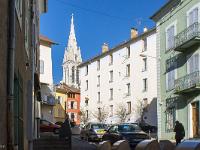 Gap  Vue sur le clocher de la cathédrale Saint Arnoux depuis la rue Carnot