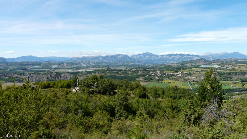 bastide-monges-01web.jpg - Le Prieuré St Marcellin sur son promontaire à l'ubac de Gache sur la commune de Valernes que l'on aperçois au second plan à droite