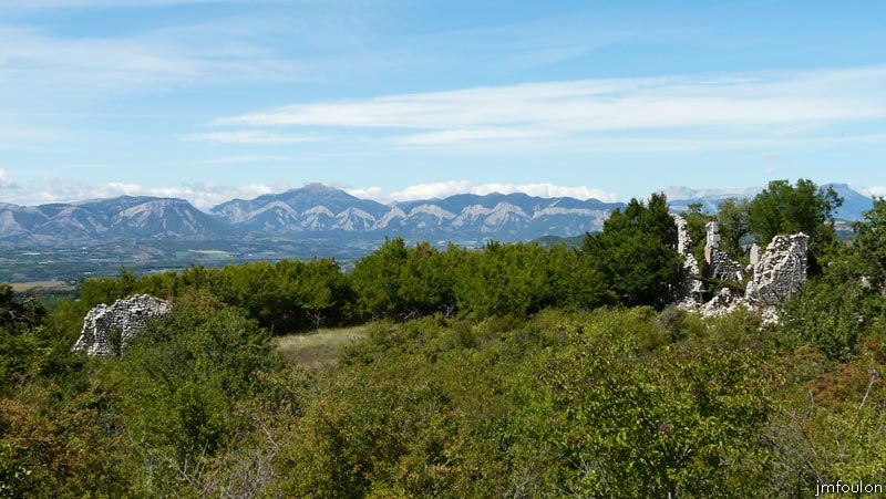 bastide-monges-03web.jpg - Nous arrivons au  Prieuré St Marcellin . Celui-ci n'est plus que ruines aujourd'hui. Au loin la vallée de la Durance, la crête des Selles, la montagne d'Aujour (1834 m) et tout à droite la montagne de Ceüse (2016 m). On aperçois au plus loin à droite des nuages, l'imposant massif du  Devoluy