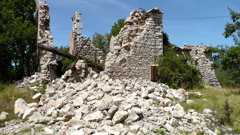 bastide-monges-06web.jpg - Façade sud du Prieuré. Ce bâtiment est constitué d'un appareil à bossage, très rare dans notre région.