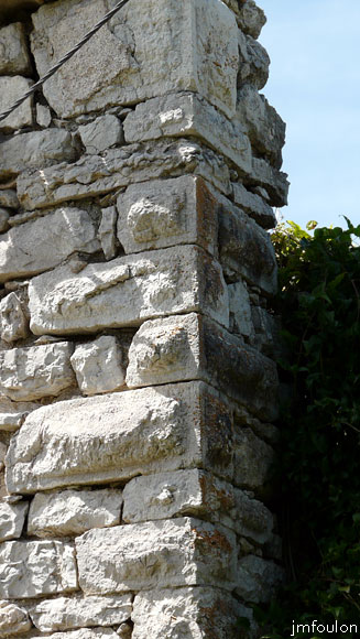 bastide-monges-08web.jpg - Chaînage d'angle Sud/Est de près. On voit bien ici l'appareil à bossage. Les pierrres présentent des modules de 0,50 m de longueur pour 0,19 m de hauteur. Le bossage est de  type rustique avec un liséré de 3 cm de largeur, décoré d’une ciselure oblique. Chaque pierre d’angle est disposée en alternance. Paradoxalement, il n'est pas certain que ce bâtiment est été édifié à l'origine pour faire fonction d'église, l'emploi du bossage étant réservé essentiellement aux édifices seigneuriaux puisqu'il symbolisait la puissance comtale et aristocratique, laïque ou religieuse