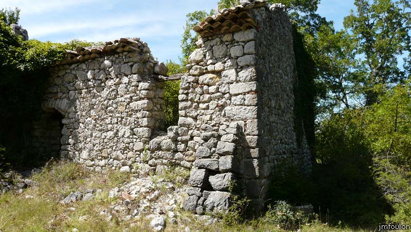bastide-monges-11web.jpg - La partie Sud/Est du Prieuré. On voit ici un petit contrefort sur la façade Sud au niveau du chaînage d'angle