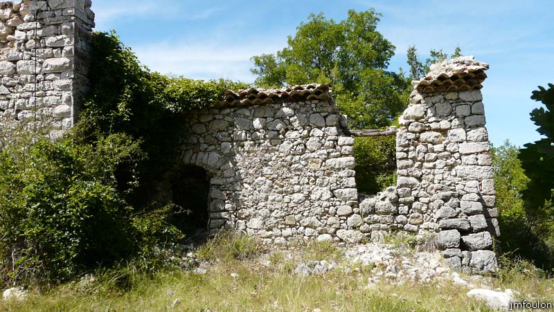 bastide-monges-13web.jpg - Autre vue de la partie Sud/Est de la façade Sud. La toiture de celle-ci, aujourd'hui écroulée, était dotée, comme on peut le voir ici, d'une génoise à trois rangs