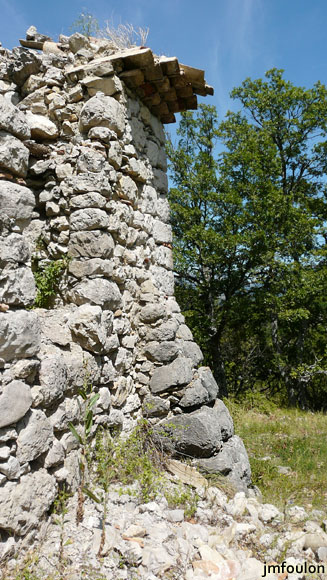 bastide-monges-14web.jpg - Vue latérale du contrefort vu précédemment