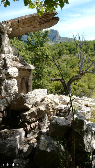 bastide-monges-17web.jpg - Vue vers le Sud. On aperçois au loin la montagne de Gache (1357 m)