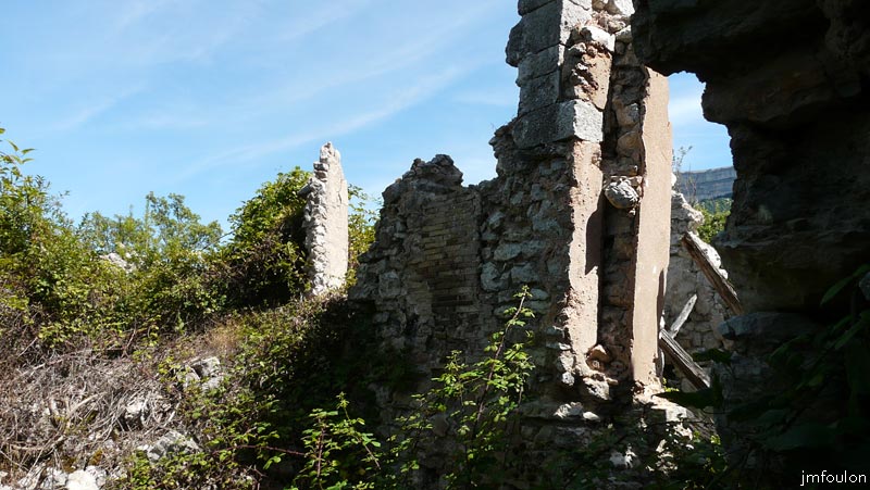 bastide-monges-18web.jpg - Vue de l'intérieur du Prieuré côté Sud. Bientôt plus rien ne subsistera