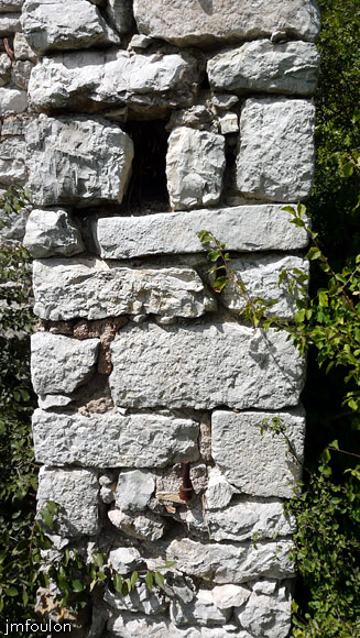 bastide-monges-20web.jpg - Vue sur la tranche d'un mur à l'Ouest