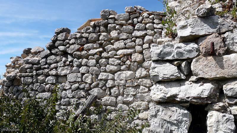 bastide-monges-21web.jpg - Une partie du mur nord du Prieuré