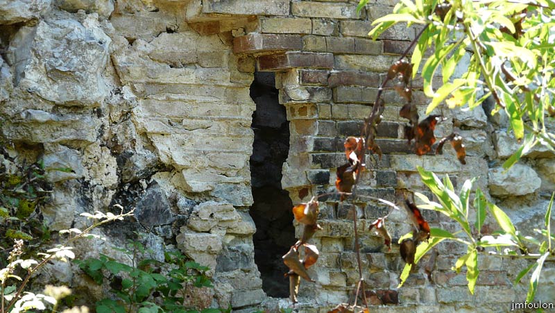 bastide-monges-23web.jpg - A l'intérieur de la ruine on trouve cette double cloison de brique pas très ancienne. Le prieuré, transformé en bastide devait encore être habité au XXe. En témoigne l'électricité qui arrive jusqu'ici sur la façade Sud