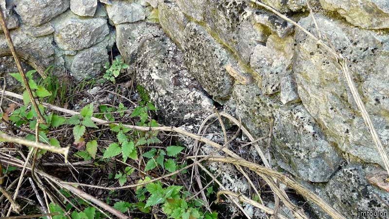 bastide-monges-26web.jpg - De grosses pierres taillées d'un bon mètre de long  ont été posées au sol en assise pour répartir le poid des murs. Ici sous la partie la plus au Nord du mur Ouest