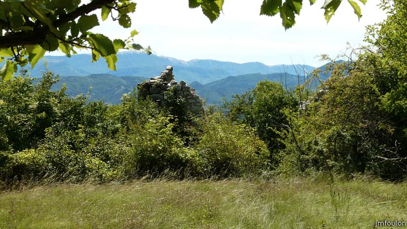 bastide-monges-27web.jpg - A l'Ouest du Prieuré, à quelques dizaines de mètres, se trouve une autre bâtiment assez grand. Je n'en connait pas la fonction. On sait qu'il y avait ici une chapelle et un cimetière