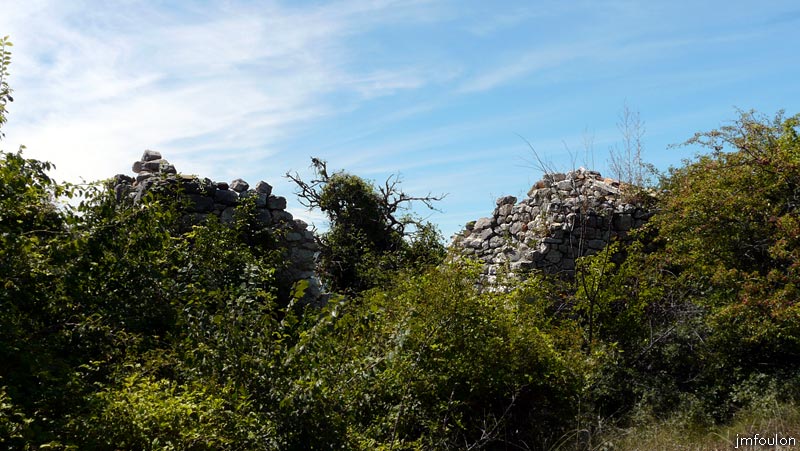 bastide-monges-28web.jpg - Ce bâtiment est hélas inaccéssible car totalement envahi par la végétation.