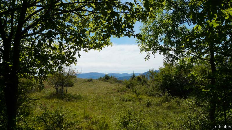 bastide-monges-29web.jpg - Vue vers le Sud/Ouest depuis le sentier qui mène au prieuré depuis la ferme de Sarraroc. Au loin, au dernier plan, Lure. Au second plan le Molard et Le Rocher de Pierre Impie sur la Montagne de l'Hubac près de Ribiers