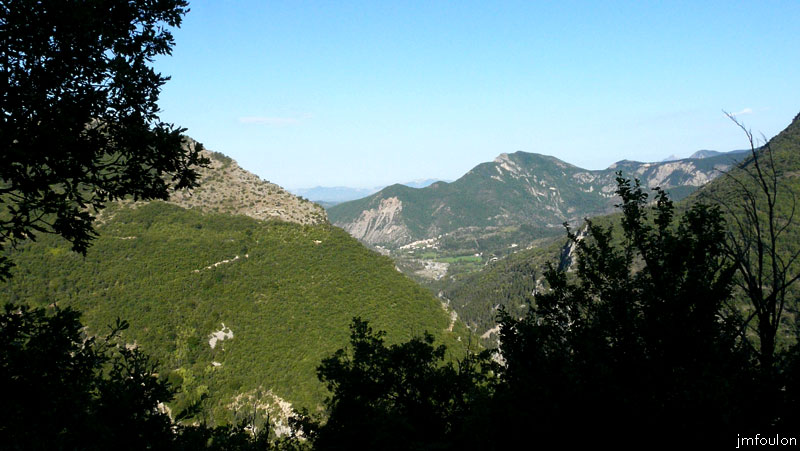 castellas-05web.jpg - Vue vers l'Est et le village de Clamensane que l'on aperçois au centre étalé sur sa crête. En arrière plan, la Mtg de la Blachère qui culmine à 1282 m
