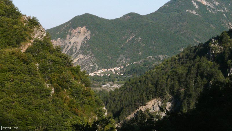 castellas-06web.jpg - Zoom sur Clamensane depuis le chemin de la Casse. Nous avons parcouru 400 m environ depuis le point de départ
