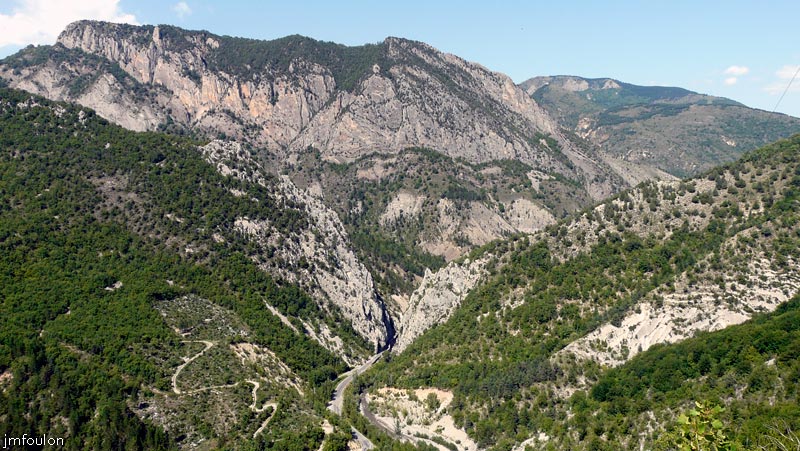 castellas-07web.jpg - Dans un lacet  la vue se dégage et permet d'obtenir un superbe plan sur la Cluse de Bayons, creusée par  le Sasse. A gauche de la clue au 1er plan Bois Briançon, et à droite l'Adret de la Folie. Au second plan devant, la Barre du Château (1498 m) et au loin le Cerveau (1507 m)