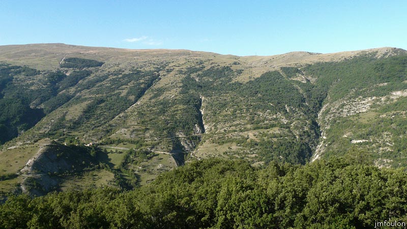 castellas-12web.jpg - Vue sur ll'ubac de Jouères (1886 m) et le village de Reynier que l'on aperçois à gauche