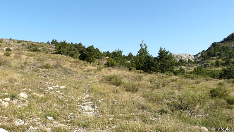 castellas-14web.jpg - Le chemin continue ensuite vers le Nord. Nous avons parcouru un peu plus d'un kilomètre depuis le point de départ