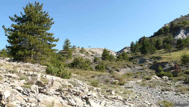 castellas-15web.jpg - On traverse ensuite des marnes bleus. Le paysage à parti d'ici commence à être plus chaotique