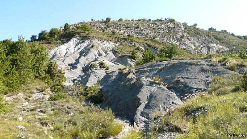 castellas-16web.jpg - Marnes bleues sur l'adret de Mal Ubac que le sentier va désormais longer vers l'Est