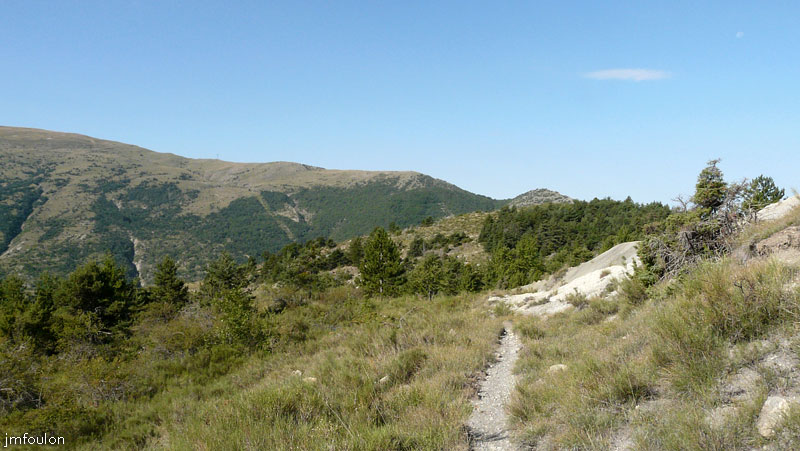 castellas-19web.jpg - Vue vers l'Ouest depuis le sentier. Au loin la Mtg de Reynier, continuitée vers le nord de la Mtg de Jouères