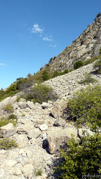 castellas-22web.jpg - Ici le sentier traverse un pierrier naturel à plusieurs reprises