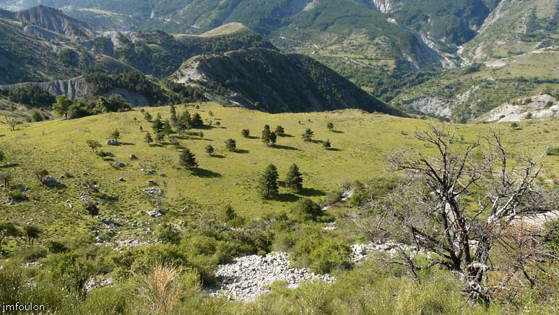 castellas-23web.jpg - Vue vers le Sud. Le petit plateau de la Casse, jadis habité
