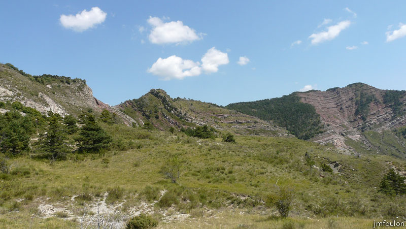 castellas-26web.jpg - Vue vers le Sud/Est. A gauche le Pas de Patègue que nous allons empreinter. Sur la Butte au centre, se trouve les vestiges du Castellas de Reynier (XIIe) - Voir la galerie correspondante depuis la page qui lui est dédiée