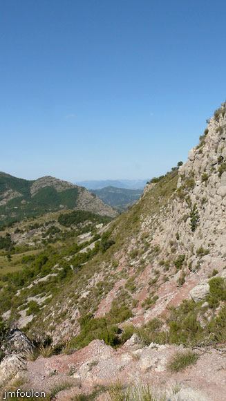 castellas-29web.jpg - Arrivée au Pas de Patègue. Les couleurs du  paysage tirent soudain dans les rouges. Ici vue vers l'Ouest et le chemin parcouru