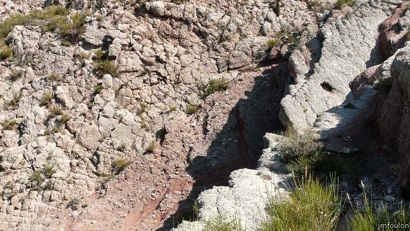 castellas-30web.jpg - Détail de la roche. Ici un harmonieux mélange de marnes, de conglomérats, de molasse rouge et de grès