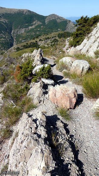 castellas-32web.jpg - Le sentier vue vers l'Ouest en arrivant au Pas de Patègue