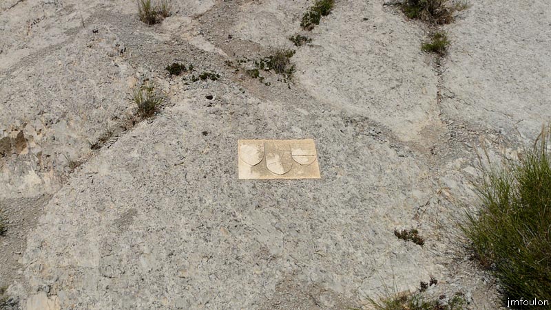 castellas-36web.jpg - C'est non loin d'ici que se trouvent les vestiges du Castellard de Reynier, tour de guet du XIIe. Sur le rocher à droite en arrivant au Pas de Patègue, se trouve incrustée dans la roche une plaque de pierre ou sont scultés trois blasons