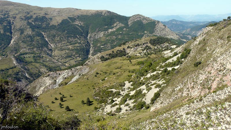 castellas-39web.jpg - Vue sur les Plates et le petit plateau de la Casse depuis le Patègue