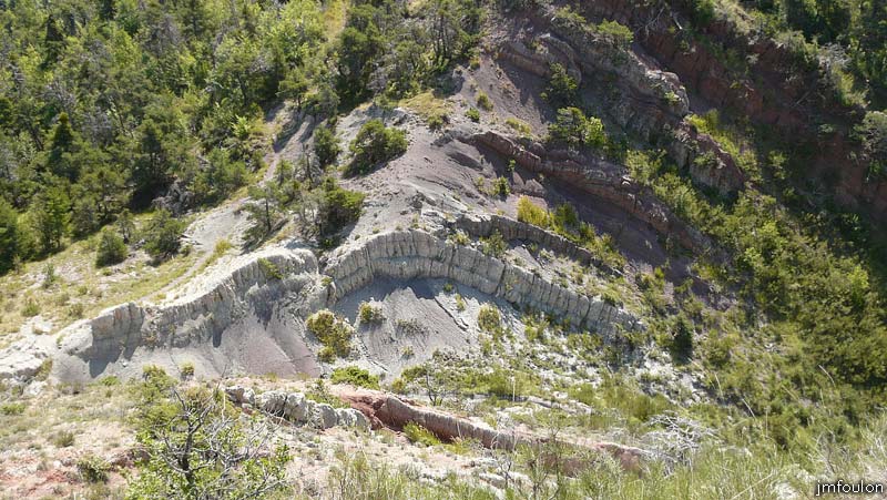 castellas-42web.jpg - Vue sur le Patègue. On voit bien vers la gauche le chemin qui mène à Esparron-La-Bâtie. Le Patègue pouvait désigner, entre autres, un lieu fréquenté et de passage