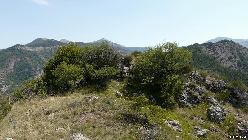castellas-43web.jpg - La butte ou se trouvait le castellas à 1282 m sur la Crête de Charène qui culmine à 1370 m à 8 Km plus à l'Est