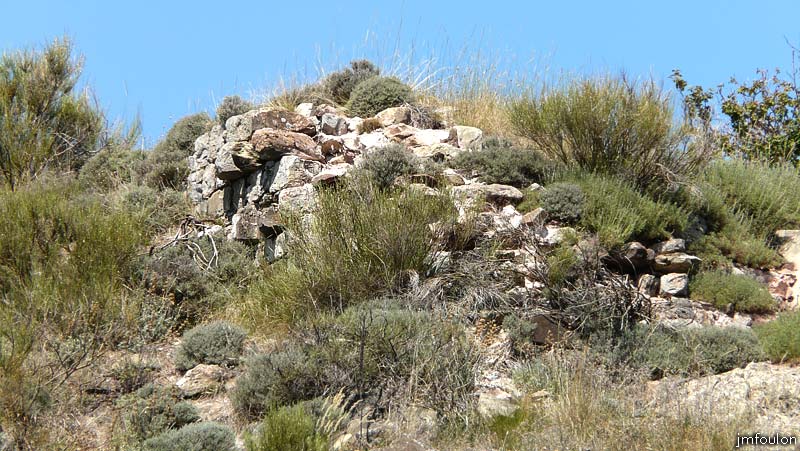 castellas-44web.jpg - Voici tout ce qu'il reste de ce castellas. Une base de mur au Sud/Ouest constituée de pierres équarries qui devait entourer une plate-forme d'environ 150 m², supportant une tour dont l'importance stratégique est évidente