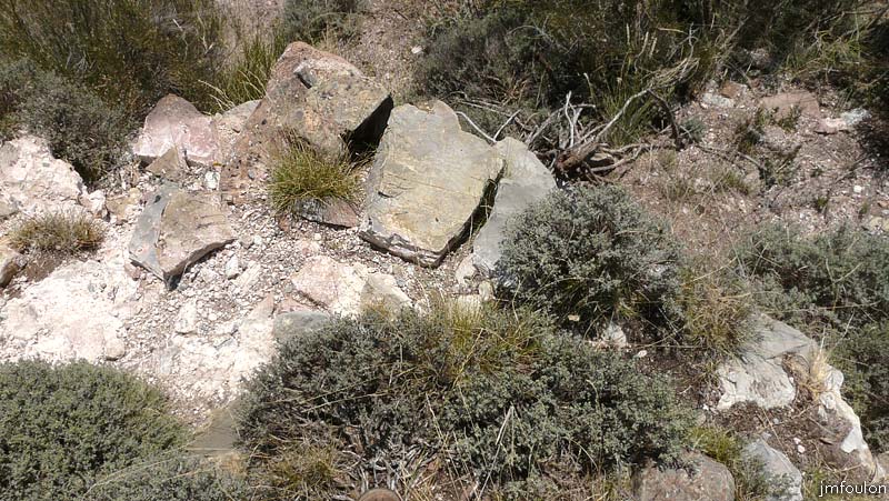 castellas-45web.jpg - Le mur vu de dessus. Les pierres sont liées d'un mortier de plâtre rose, très résistant
