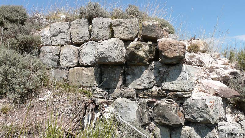 castellas-46web.jpg - Le mur vu de face. Ce castelet permettait la jonction visuelle entre les villages de Clamensane et de Bayons. On y voit très bien aussi la butte ou se trouvait le castrum de Reynier