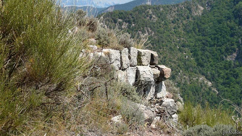 castellas-50web.jpg - Le mur vu du Sud/Est